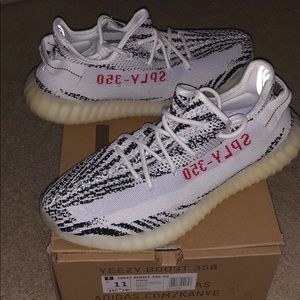 Adidas Yeezy 350 V2 “Zebra” comes with box receipt